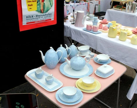 Flea market Wilhelmplatz in Nippes Flohmarktstand auf Wilhelmplatz präsentiert Tische voller Geschirr. Teeservice in Pastelltönen dominiert.Flea market stall on Wilhelmplatz presents tables full of crockery. Tea service in pastel shades dominates.