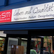 TSM-Bodenbelag.jpg Werbeschild von TSM in Wolfenbüttel