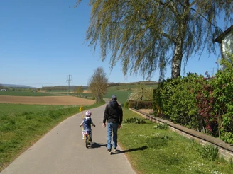 1Feldweg Einbeck Richtung Kuventhal Zwei Personen gehen einen Feldweg entlang.