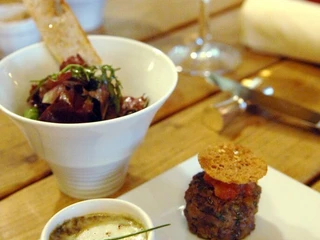 Le Moissonnier Nahaufnahme, gehobene Küche, kleine Köstlichkeiten dazu Weißwein.Close-up, fine cuisine, small delicacies with white wine.