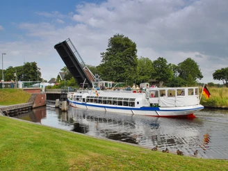 MS Stadt Aurich an der Schleuse Kukelorum in Aurich MS Stadt Aurich an der Schleuse Kukelorum in Aurich