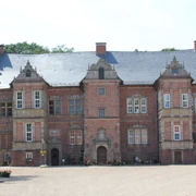 Thedinghausen Schloss Erbhof Das Schloss Erbhof in Thedinghausen präsentiert sich mit prächtiger Backsteinfassade und barocken Verzierungen.