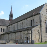 Das Bild zeigt die beeindruckende romanische Architektur des Klosters Loccum mit seinem hohen Glockenturm.