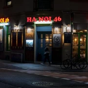 Restaurant Ha Noi 46 Außenansicht auf das Restaurant bei Nacht mit NeonbeleuchtungExterior view of the restaurant at night with neon lighting