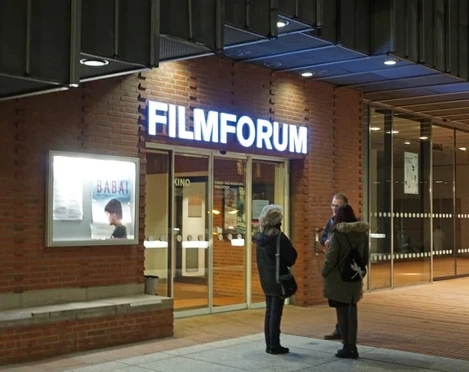 Filmforum NRW Außenfassade des Filmforum NRW mit beleuchtetem EingangsbereichExterior façade of the Filmforum NRW with illuminated entrance area