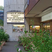 Weisshauskino Eingangsbereich des Weisshauskinos mit Leuchtreklame und PflanzenEntrance area of the Weisshaus cinema with neon sign and plants
