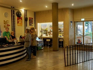 Weisshauskino Kino-Foyer mit Ticket- und Snackverkauf, belebt durch KinobesucherCinema foyer with ticket and snack sales, animated by moviegoers