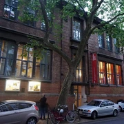 Filmhaus Das Bild zeigt eine Backstein-Fassade des Filmhauses in Köln mit großen Fenstern und Bäumen im Vordergrund.The picture shows a brick façade of the Filmhaus in Cologne with large windows and trees in the foreground.