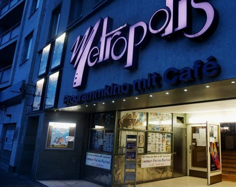 Metropolis Das Bild zeigt das Metropolis Kino, ein charmantes Programmkino mit angeschlossenem Café. Die leuchtende Fassade zieht mit ihrem markanten Schriftzug die Aufmerksamkeit der Besucher auf sich.The picture shows the Metropolis Kino, a charming arthouse cinema with an adjoining café. The bright façade attracts the attention of visitors with its striking lettering.