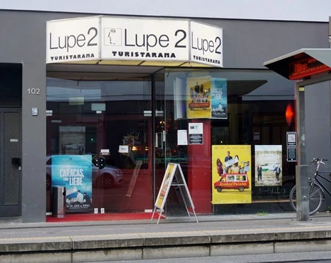 TURISTARAMA Das Bild zeigt den Eingangsbereich des Kinos "Turistarama" mit großen Schaufenstern.The picture shows the entrance area of the "Turistarama" cinema with large display windows.