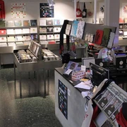 Kompakt Im Laden „Kompakt“ in Köln stehen verschiedene Regale mit Schallplatten und CDs; ein einladendes Ambiente für Musikliebhaber*innen.The "Kompakt" store in Cologne has various shelves with records and CDs; an inviting ambience for music lovers.
