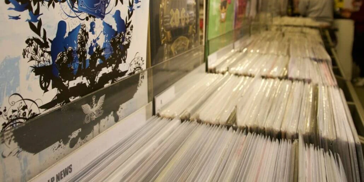 Groove Attack Record Store Stapel von Schallplatten in Hüllen, die in einem Kölner Plattenladen aufgereiht sind.Stacks of records in sleeves lined up in a record store in Cologne.