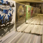 Groove Attack Record Store Stapel von Schallplatten in Hüllen, die in einem Kölner Plattenladen aufgereiht sind.Stacks of records in sleeves lined up in a record store in Cologne.