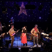 Kulturkirche Band Erdmoebel bei Konzert in der Kulturkirche Köln, Bühne festlich beleuchtet mit Stern.Band Erdmoebel at a concert in the Kulturkirche Köln, stage festively illuminated with a star.