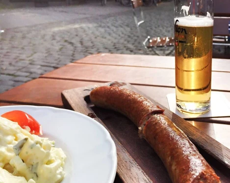 Brewery Sion Bratwurst, Kartoffelsalat und Sion Kölsch mit Blick auf die Altstadt.Bratwurst, potato salad and Sion Kölsch with a view of the old town.