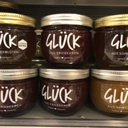 Göbber Marmelade Eine Auswahl von Erdbeer- und Sommmerblütenkonfitüren mit verschiedenen Geschmacksrichtungen.
