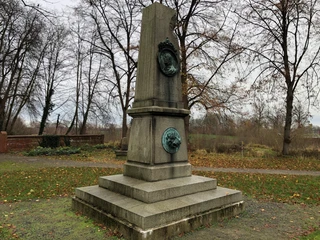 Herzog-Wilhelm Denkmal Thedinghausen Herzog-Wilhelm-Denkmal in Thedinghausen, ein beeindruckender Steinobelisk mit zwei Bildmedaillons.