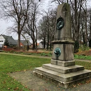 Herzog-Wilhelm Denkmal Thedinghausen Herzog-Wilhelm Denkmal in einem grünen Park, umgeben von herbstlichen Bäumen und Gebäuden im Hintergrund.