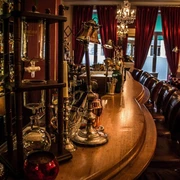 Seiberts Cocktailbar Eine gemütliche Cocktailbar mit einer eleganten Holztheke, umgeben von Lampen und Sitzgelegenheiten. Die Atmosphäre ist einladend und stilvoll.A cozy cocktail bar featuring an elegant wooden counter, surrounded by lamps and seating areas. The atmosphere is inviting and stylish.