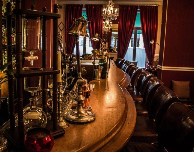 Seiberts Cocktailbar Eine gemütliche Cocktailbar mit einer eleganten Holztheke, umgeben von Lampen und Sitzgelegenheiten. Die Atmosphäre ist einladend und stilvoll.A cozy cocktail bar featuring an elegant wooden counter, surrounded by lamps and seating areas. The atmosphere is inviting and stylish.