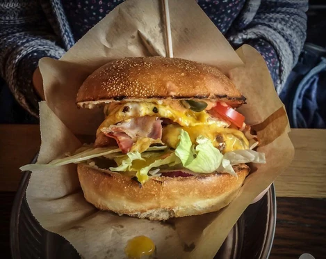 Fraeulein Herborths Burger Großzügig belegter Burger mit Käse.Large burger with cheese.