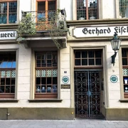 Malzbier Brauerei Gerhard Fischenich Helle Hausfassade im Altbaustil. Bright house facade in historicist style.