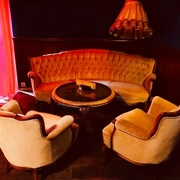 Die hängenden Gärten von Ehrenfeld Bar Sitzecke mit Sesseln und Couchtisch im 50er Jahre Stil.Seating area with armchairs and coffee table in 50s style.
