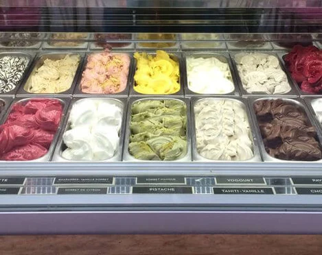 Bar Schmitz Eisvitrine mit vielen Eissorten in der Bar Schmitz.Ice cream display case with many flavors at Bar Schmitz.