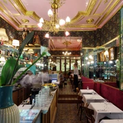 Bar Schmitz Stillvoll eingerichtete Bar Schmitz im Jugendstil.The stylishly furnished Bar Schmitz in Art Nouveau style.