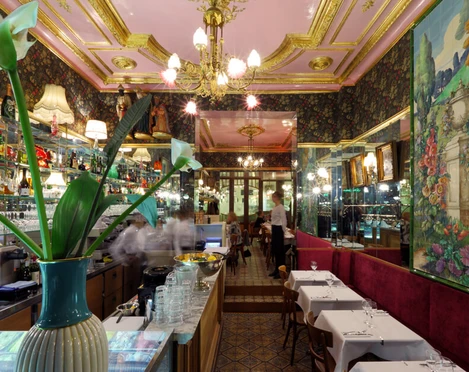 Bar Schmitz Stillvoll eingerichtete Bar Schmitz im Jugendstil.The stylishly furnished Bar Schmitz in Art Nouveau style.