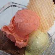 IL GELATO di ferigo Nahaufnahme von drei Kugeln Eiscreme mit runder Waffel.Close-up of three scoops of ice cream with a round cone.