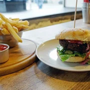 Burger Restaurant Hornochse Nahaufnahme, ein klassischer Hamburger mit Pommes.Close-up of a classic hamburger with French fries.