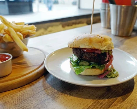 Burger Restaurant Hornochse Nahaufnahme, ein klassischer Hamburger mit Pommes.Close-up of a classic hamburger with French fries.
