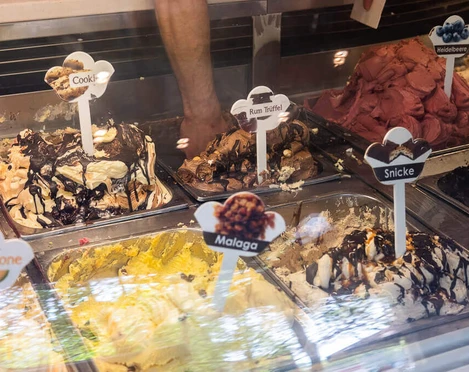 Breda Ice Cream Café Eisvitrine mit üppig hergerichtetem Eis. Ice cream display case with a wide selection of ice creams.