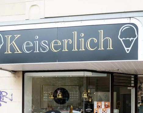 Ice cream parlor Keiserlich Außenansicht auf die Eisdiele mit großer Fensterfront.Exterior view of the ice cream parlor with large window front.