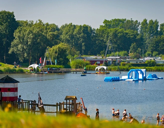 Freizeitanlage mit See