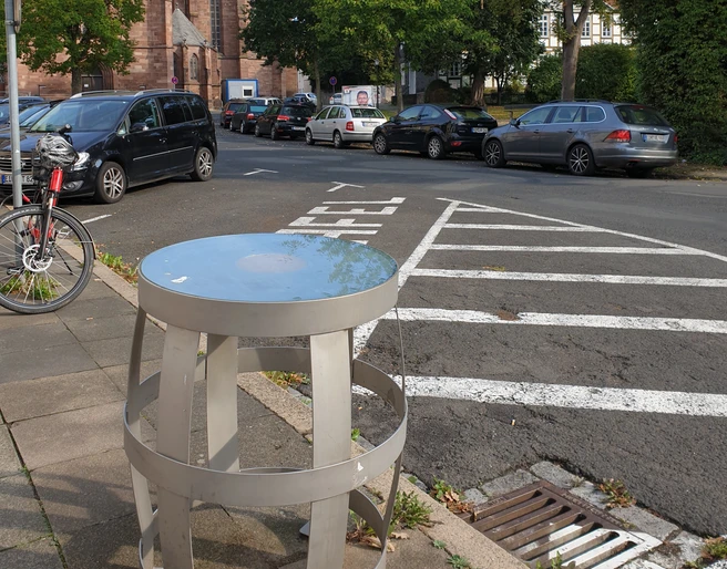 Einbecker BierpfadFass Nr. 3 Münsterkirche Bierfass Nr. 3 mit Blick auf die Münsterkirche in Einbeck