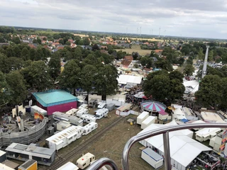 Brokser Heiratsmarkt Eine lebhafte Jahrmarktszene auf dem Brokser Heiratsmarkt aus der Vogelperspektive betrachtet.