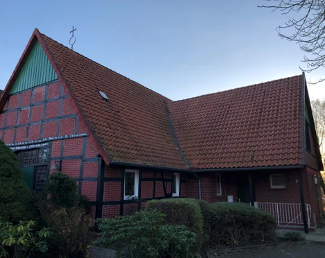 Katholische Kirche Windheim Die Katholische Kirche in Windheim, ein Fachwerkbau mit rotem Ziegeldach und begrüntem Umfeld.