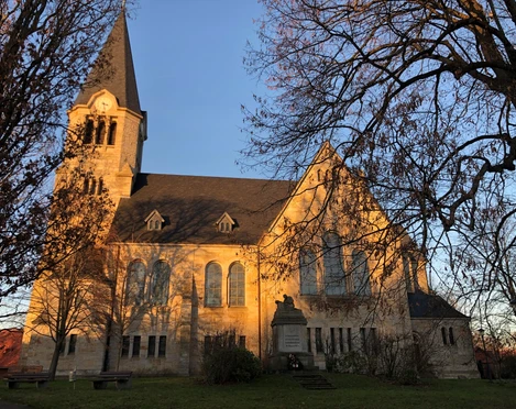 Kirche Frille Neugotische Kirche Frille bei Sonnenuntergang, mit markantem Turm, großen Fenstern und umgebender Natur.