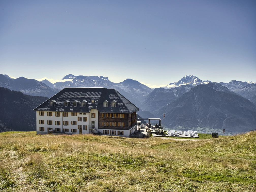 The Hotel Belalp, built in 1856/57, is enthroned at the Aletschbord. Das 1856/57 erbaute Hotel Belalp thront beim Aletschbord.The Hotel Belalp, built in 1856/57, is enthroned at the Aletschbord.