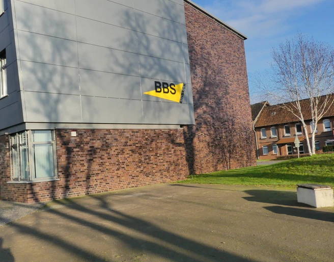 bbs-hauptgebaeude-und-logo