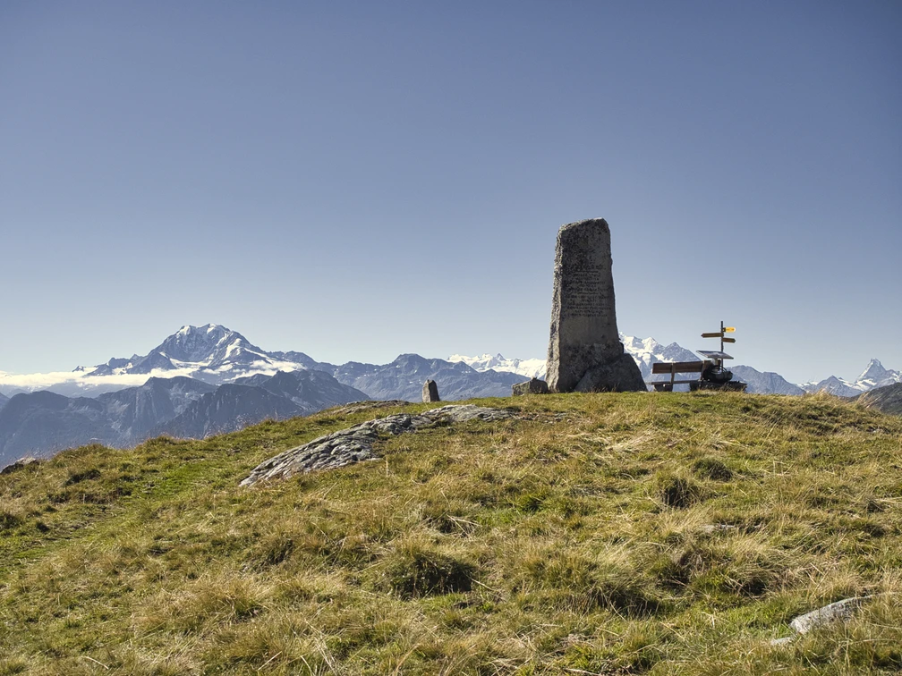 Das Tyndall-Denkmal wurde zu Ehren des irischen Physikers und Alpinisten John Tyndall aufgestellt. Das Tyndall-Denkmal wurde zu Ehren des irischen Physikers und Alpinisten John Tyndall aufgestellt.The Tyndall Monument was erected in honour of the Irish physicist and alpinist John Tyndall.