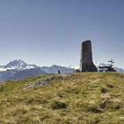 Das Tyndall-Denkmal wurde zu Ehren des irischen Physikers und Alpinisten John Tyndall aufgestellt. Das Tyndall-Denkmal wurde zu Ehren des irischen Physikers und Alpinisten John Tyndall aufgestellt.The Tyndall Monument was erected in honour of the Irish physicist and alpinist John Tyndall.