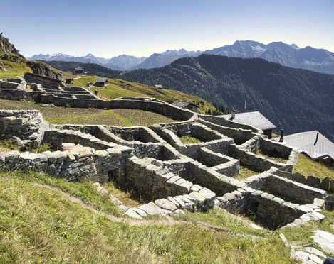 The Schafscheid is the distribution of the sheep coming from summering in the Alps to their respective owners. Die Schafscheid ist die Aufteilung der von der Sömmerung in den Alpen kommenden Schafe an ihre jeweiligen Besitzer.The Schafscheid is the distribution of the sheep coming from summering in the Alps to their respective owners.