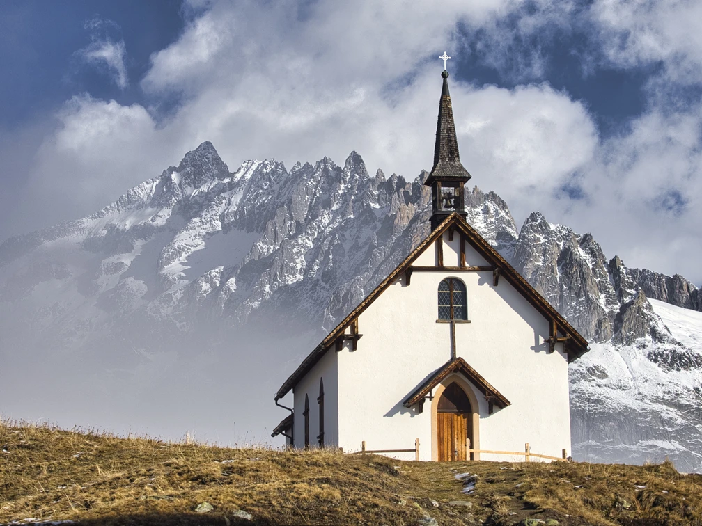 Die neugotische Kapelle Lüsgen auf der Belalp wurde 1883/1884 erbaut. Die neugotische Kapelle Lüsgen auf der Belalp wurde 1883/1884 erbaut.The neo-Gothic Lüsgen Chapel on the Belalp was built in 1883/1884.