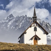 The neo-Gothic Lüsgen Chapel on the Belalp was built in 1883/1884. Die neugotische Kapelle Lüsgen auf der Belalp wurde 1883/1884 erbaut.The neo-Gothic Lüsgen Chapel on the Belalp was built in 1883/1884.