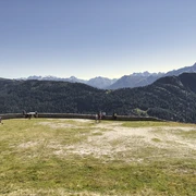 Der historische Tennisplatz beim Aletschbord thront hoch über dem Grossen Aletschgletscher. Der historische Tennisplatz beim Aletschbord thront hoch über dem Grossen Aletschgletscher.The historic tennis court at the Aletschbord towers high above the Great Aletsch Glacier.