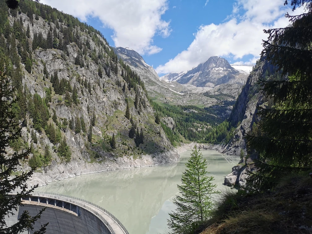 Ganz nah kommt man dem Wasser, wenn man auf dem Klettersteig den Stausee umrundet. Ganz nah kommt man dem Wasser, wenn man auf dem Klettersteig den Stausee umrundet.