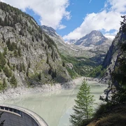 Ganz nah kommt man dem Wasser, wenn man auf dem Klettersteig den Stausee umrundet. Ganz nah kommt man dem Wasser, wenn man auf dem Klettersteig den Stausee umrundet.